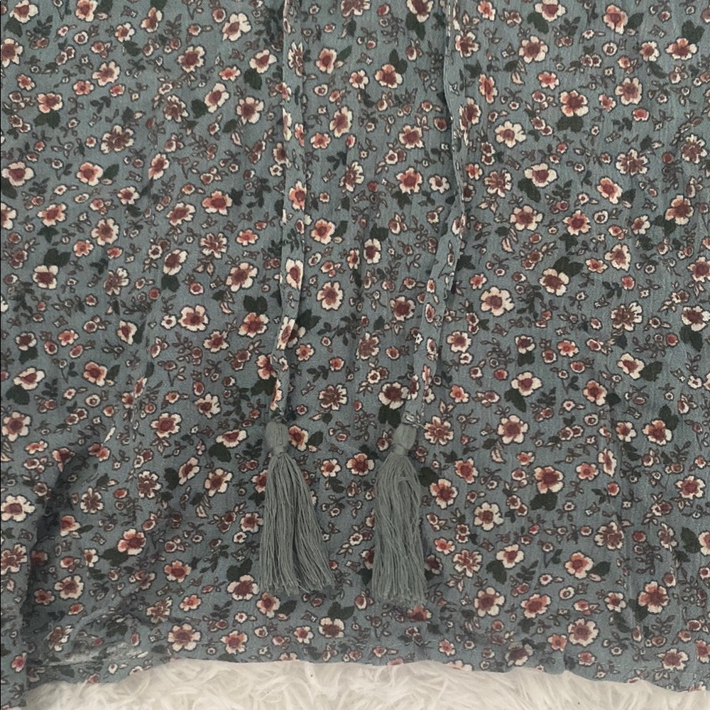 Aeropostale Floral Cutout Shoulder Top - Picture 4 of 8